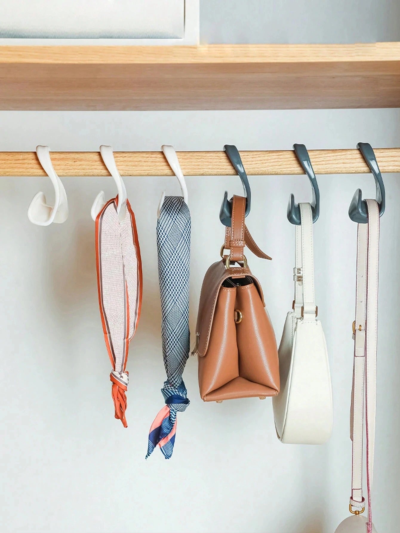 cintres-pour-sacs-a-main-forma_-parfaitement-range