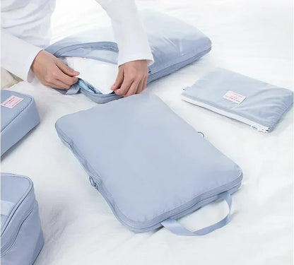 sac-de-rangement-sac-compresseur-vetement-bleu-sur-le-lit